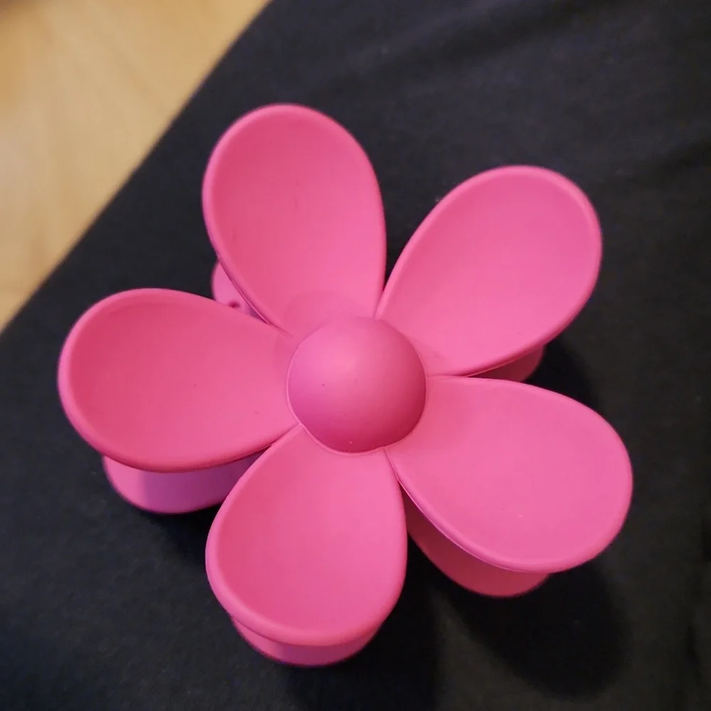 Pink flower hair clip - Picture 5 of 7
